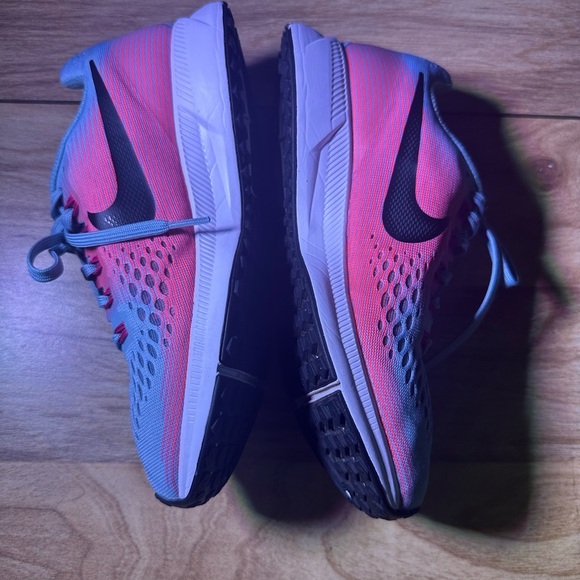 Nike Women's Athletic Shoes in Blue and Pink - Picture 5 of 10